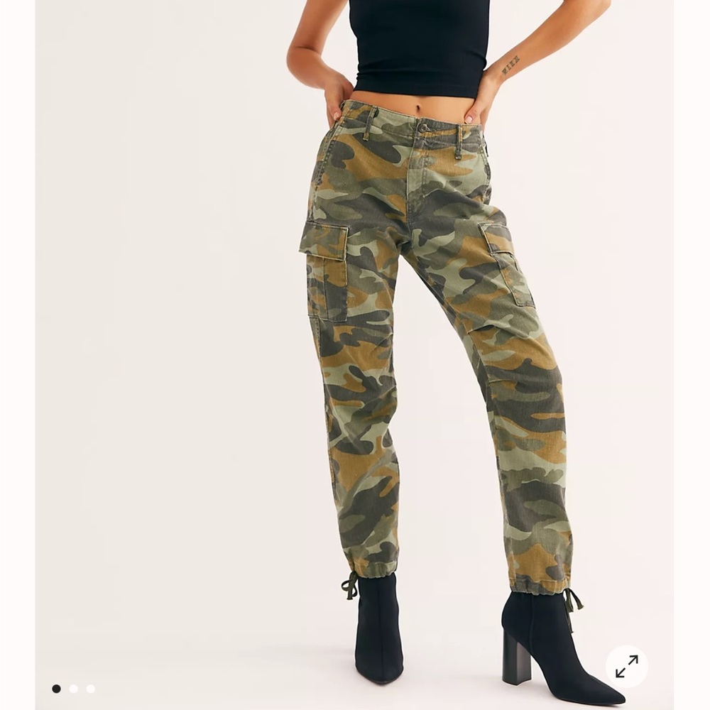 MOTHER The Sir, Yes Sir! Jeans Camo Cargo Pants in Finding Strength Wash Size 31